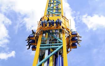 Persone al parco divertimento