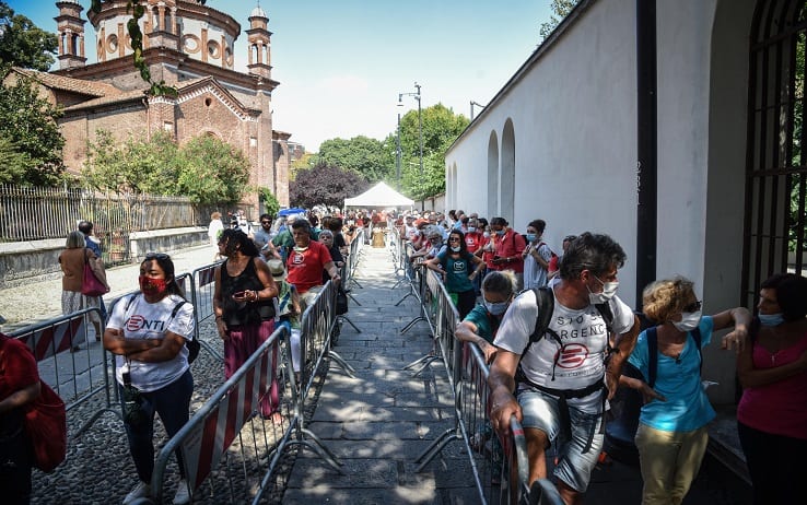 People in line waiting for the opening of the funeral burning chamber for Gino Strada in front of the Emergecy headquarters in Milan, Italy, 21 August 2021. ANSA / MATTEO CORNER