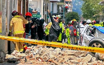 epa10531355 Emergency personnel respond to damage after an earthquake, in Cuenca, Ecuador, 18 March 2023. 14 people in Ecuador and one person in Peru died after the earthquake with a 6.5 magnitude on the Richter scale struck southeast Ecuador on 18 March.  EPA/ROBERT PUGLLA