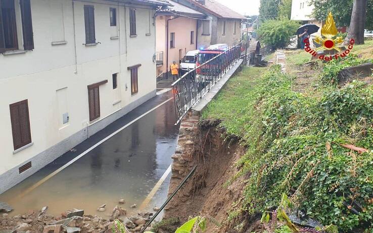 Un fermo immagine tratto da un video dei vigili del fuoco di Varese, 19 settembre 2021: Una parete di contenimento è crollata a Jerago Con Orago (Varese), a causa delle forti piogge che si sono abbattute questa mattina nel Varesotto e nel Milanese. Sul posto i vigili del fuoco del Comando Provinciale di Varese, per sgombrare la strada dai detriti. Il crollo ha interessato anche una tubatura del gas. A Busto Arsizio (Varese) un'auto è finita sommersa dall'acqua, in un sottopasso limitrofo alla stazione ferroviaria. Il Comune ha diramato un alert per avvisare i cittadini e chiedere loro di non uscire di casa.
ANSA/VIGILIDEL FUOCO EDITORIAL USE ONLY NO SALES