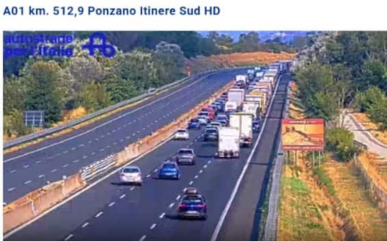 camion a fuoco chiusa l a1 tra orte e diramazione di roma