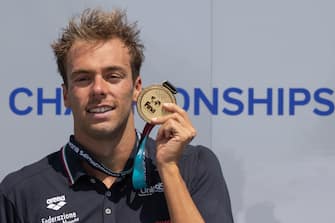 (220630) -- BUDAPEST, June 30, 2022 (Xinhua) -- Gold medalist Gregorio Paltrinieri of Italy celebrates during the awarding ceremony of the men's 10km open water at the 19th FINA World Championships in Budapest, Hungary on June 29, 2022. (Photo by Attila Volgyi/Xinhua) (MaxPPP TagID: xnaphotostwo546946.jpg) [Photo via MaxPPP]