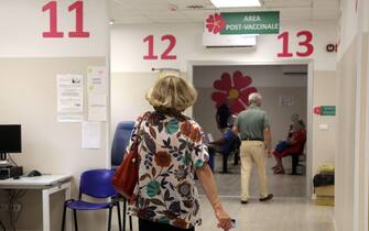 Modena - Somministrazione della quarta dose della vaccino anti-covid