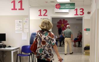 Somministrazione della quarta dose del vaccino anti-covid presso il centro di via Minutara per le persone over 60 (Modena - 2022-07-19, Roberto Brancolini) p.s. la foto e' utilizzabile nel rispetto del contesto in cui e' stata scattata, e senza intento diffamatorio del decoro delle persone rappresentate