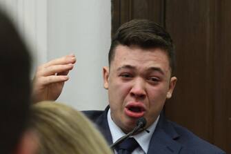 “L’ho fatto per legittima difesa”, ha giurato in tribunale tra le lacrime Rittenhouse, spiegando di essersi sentito minacciato da alcuni manifestanti