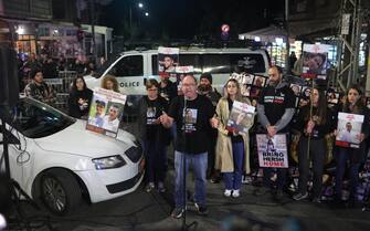 epa11094895 Gilad Korengold, father of Tal Shoam, an Israeli hostage held by Hamas, delivers statements to the media during a protest calling for the immediate release of Israeli hostages held by Hamas in Gaza, outside of Prime Minister Benjamin Netanyahu's residence in Jerusalem, 21 January 2024. According to the Israeli army, 133 Israelis are still being held hostage by Hamas in Gaza.  EPA/ABIR SULTAN