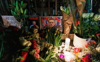epa11159361 A floral tribute to mourn late Russian opposition leader Alexei Navalny outside the Russian Embassy in London, Britain, 16 February 2024. Russian opposition leader and outspoken Kremlin critic Alexey Navalny has died aged 47 in a penal colony, the Federal Penitentiary Service of the Yamalo-Nenets Autonomous District announced on 16 February 2024. In late 2023 Navalny was transferred to an Arctic penal colony considered one of the harshest prisons.  EPA/TOLGA AKMEN