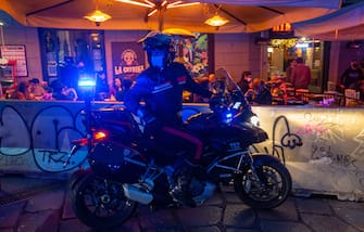 Prima serata di movida dopo la normativa che vieta vendita alcol e obblico consumo ai tavoli dopo le ore 18. i Navigli