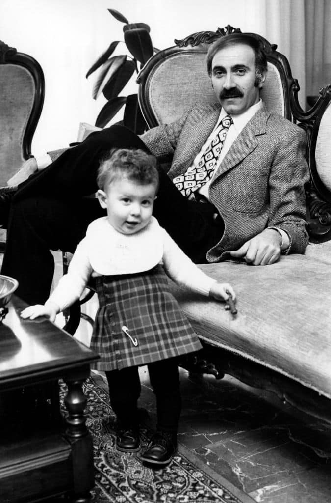 Italian actor and TV presenter Pippo Baudo (Giuseppe Raimondo Vittorio Baudo) sitting on the sofa and looking at his daughter Tiziana. Milan, 1972. (Photo by Mondadori via Getty Images)