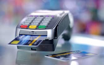 Make payment with credit card swipe through terminal. customer paying with EDC machine. buy and sell product or service