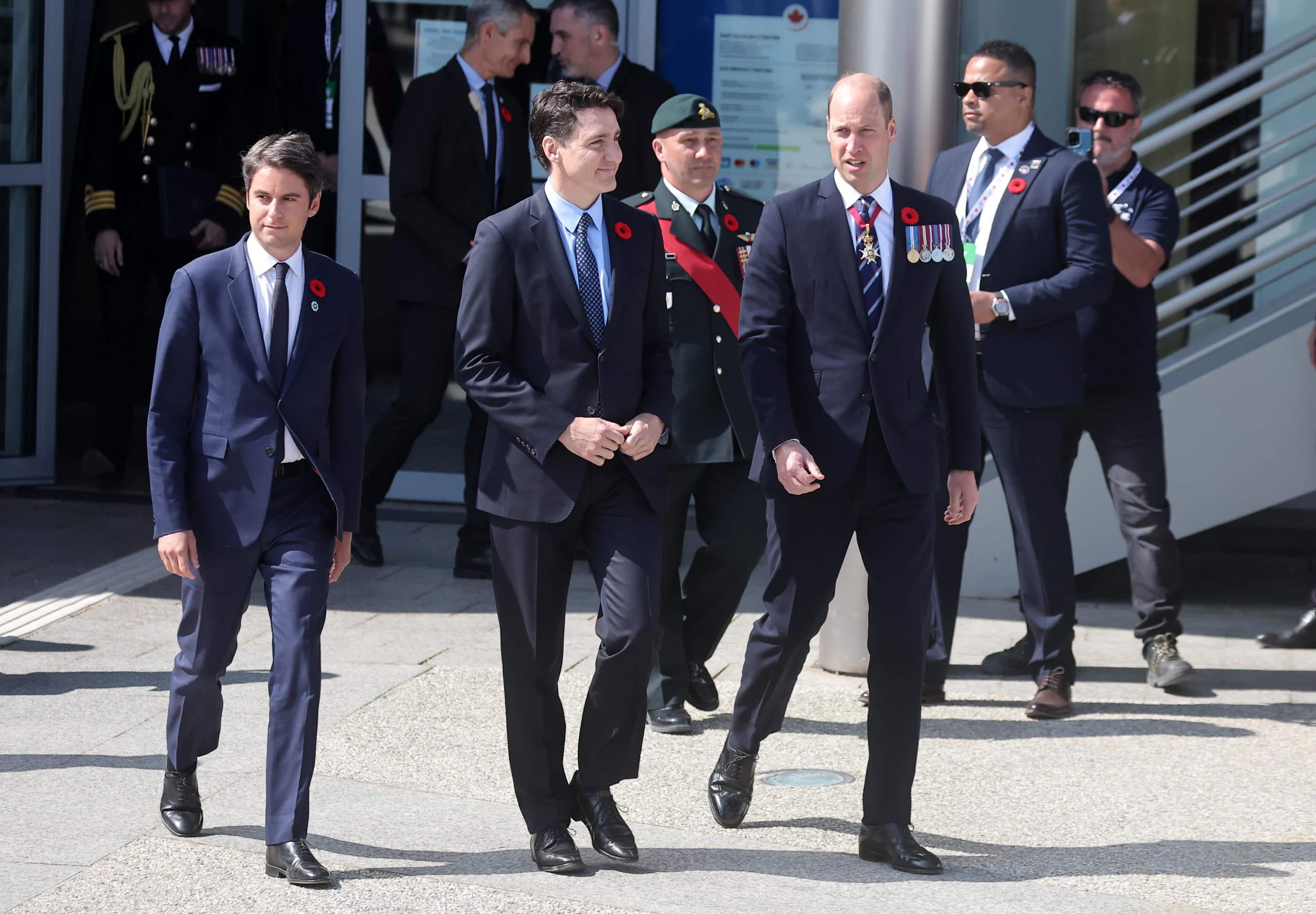 Il principe britannico William, il primo ministro canadese Justin Trudeau e il primo ministro francese Gabriel Attal partecipano a una cerimonia commemorativa per l'80° anniversario dello sbarco in Normandia nel cimitero canadese di Courseulles-sur-Mer, in Francia. D DAY 80esimo anniversario