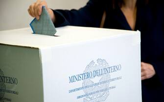 Comunali: Ancona, la candidata a sindaco per il centrosinistra Ida Simonella al seggio elettorale.