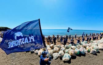 Volontari Plastic Free dopo aver raccolto plastica sul litorale