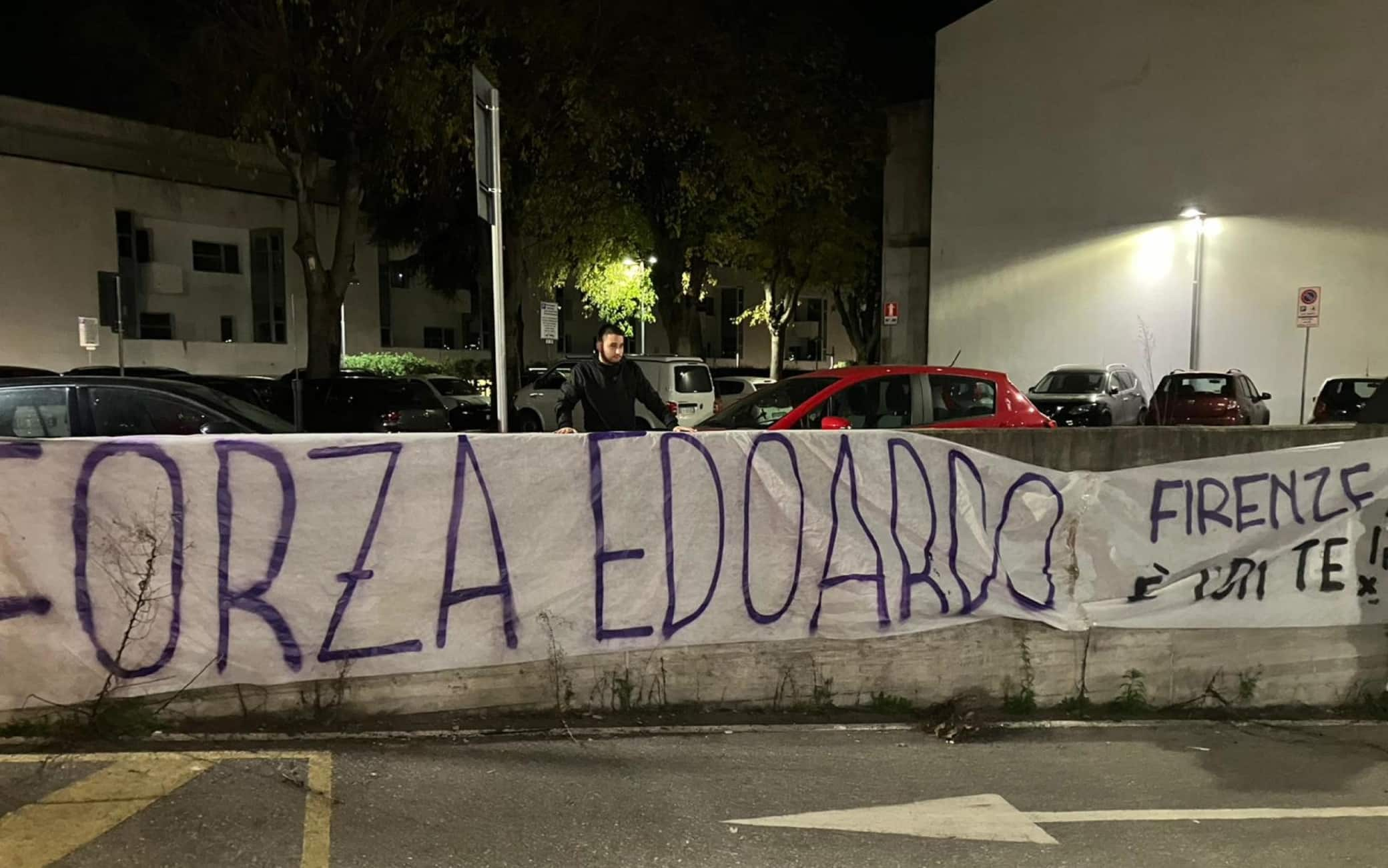 Lo striscione dei tifosi della Fiorentina per Edoardo Bove