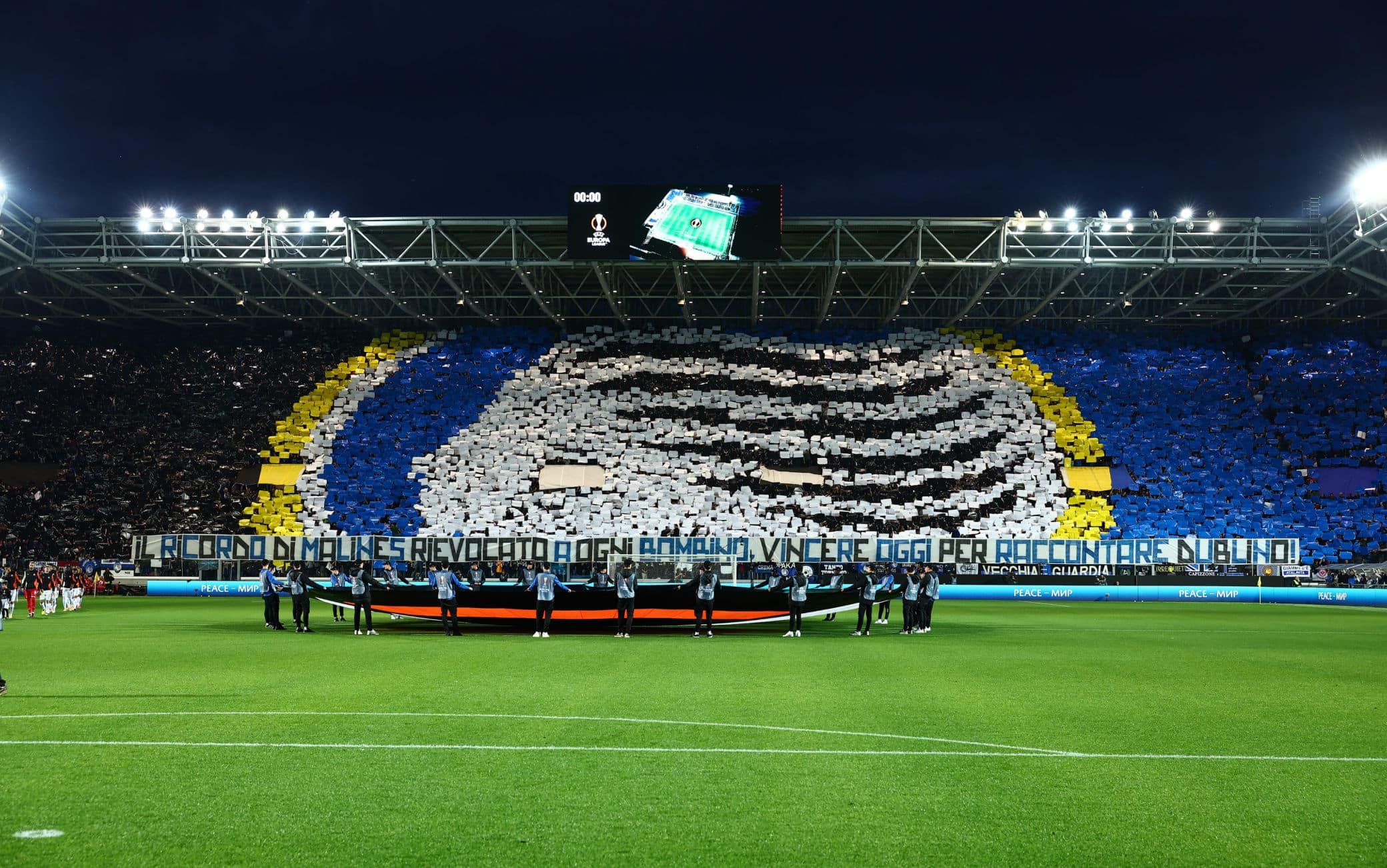 La scenografia dei tifosi dell'Atalanta