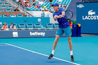 epa09861051 Jannik Sinner of Italy in action against Francisco Cerundolo of Argentina during their quarter final match of the Miami Open tennis tournament at Hard Rock Stadium in Miami Gardens, Florida, USA, 30 March 2022. Sinner retired from the match.  EPA/ERIK S. LESSER