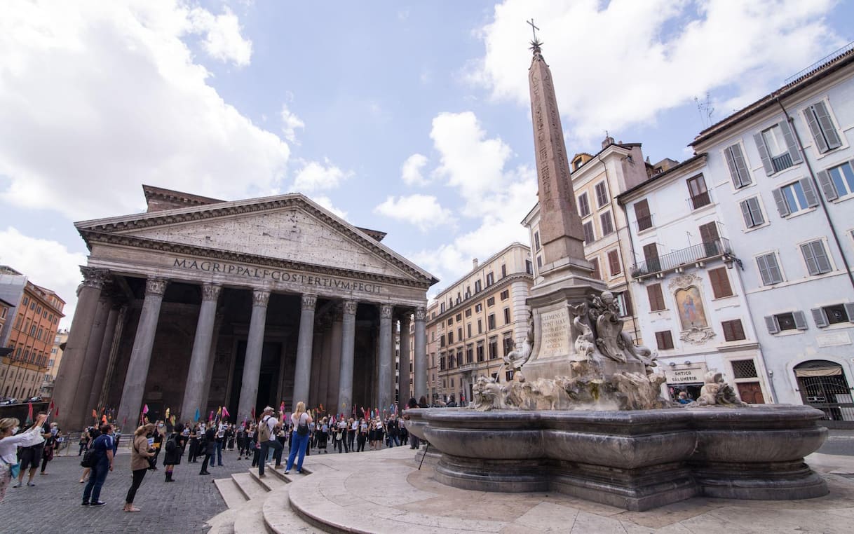 cade dal muro del pantheon muore turista giapponese a roma da Tg24.sky.it cade dal muro del pantheon muore turista giapponese a roma