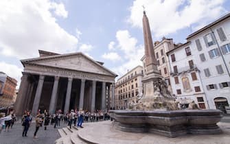 Roma, Italy. 09th June, 2020. Tour guides of Rome organized a flash mob in front of the Pantheon in Rome (Photo by Matteo Nardone/Pacific Press) Credit: Pacific Press Agency/Alamy Live News