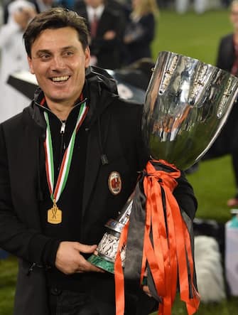 epa05686999 AC Milan's head coach Vincenzo Montella  holsd the trophy after defeating Juventus in the Italian Super Cup final soccer match between Juventus FC and AC Milan at the Al Sadd stadium in Doha, Qatar, 23 December 2016.  EPA/Noushad Thekkayil