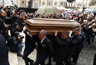 Arrivo della salma di Maurizio Costanzo nella Chiesa degli Artisti durante i suoi funerali, Roma, 27 Febbraio 2023. ANSA/GIUSEPPE LAMI