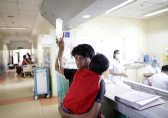 A Filipino child who is suffering from measles is treated inside a government hospital in Manila, Philippines, 07 February 2019. ANSA/FRANCIS R. MALASIG