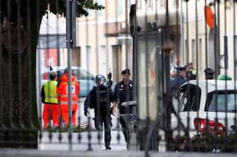 Ex militare asserragliato in casa, 'ha molti fucili'