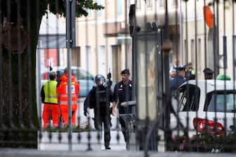 Carabinieri davanti all'abitazione di un uomo di 55 anni, ex appartenente alle forze armate e in possesso di alcuni fucili, barricatosi in casa nel centro di Cordovado, in provincia di Pordenone, 30 agosto 2023. L'azione delle forze dell'ordine - cui sta partecipando personale del Comando provinciale e dei reparti speciali dell'Arma - è scaturita da minacce rivolte via web dall'uomo ad alcune autorità della provincia. Aveva postato video in cui minacciava gesti eclatanti o anche autolesionistici qualora si fosse proceduto al sequestro delle sue armi. La palazzina dove abita, per ragioni di sicurezza è stata evacuata, così come alcuni negozi nelle vicinanze, e, per isolarlo, è stata interrotta la fornitura di luce e gas nel suo appartamento.   ANSA / Petrussi