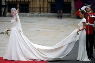 LONDON - APRIL 29:  (L-R) Catherine Middleton and her sister and Maid of Honour Pippa Middleton arrive for the Wedding of Prince William and Catherine Middleton at Westminster Abbey on April 29, 2011 in London, England. (Photo by Samir Hussein/WireImage)