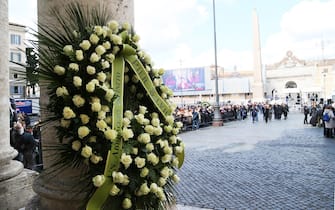 Roma, Addio a Maurizio Costanzo. I Funerali. Nella foto Le corone di Fiori, la corona di Pier Silvio Berlusconi