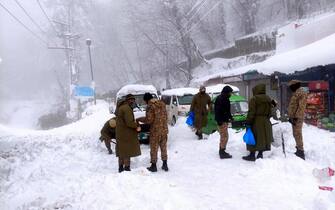 Soccorritori al lavoro in Pakistan, dopo la bufera di neve