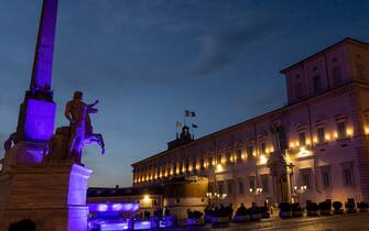 La fontana dei Dioscuri, al centro della piazza del Quirinale, di fronte all'ingresso del palazzo, illuminata per la Giornata Mondiale dell'Autismo, Roma, 01 aprile 2022.  ANSA / Paolo Giandotti - Ufficio per la Stampa e la Comunicazione della Presidenza della Repubblica   +++ ANSA PROVIDES ACCESS TO THIS HANDOUT PHOTO TO BE USED SOLELY TO ILLUSTRATE NEWS REPORTING OR COMMENTARY ON THE FACTS OR EVENTS DEPICTED IN THIS IMAGE; NO ARCHIVING; NO LICENSING +++