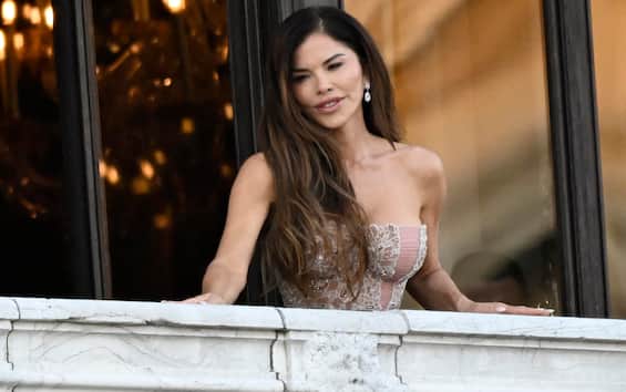Matrimonio Bezos, il giallo degli abiti di Lauren Sanchez: uno rubato, un altro a fuoco