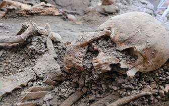 Gli scheletri di due nuove vittime di un terremoto, trovate a Pompei durante uno scavo nell'Insula dei Casti Amanti, in una foto diffusa il 16 maggio 2023. Sono le vittime di un terremoto che ha accompagnato l'eruzione, ritrovate sotto il crollo di un muro avvenuto tra la fase finale di sedimentazione dei lapilli. ANSA/ UFFICIO STAMPA MINISTERO DELLA CULTURA ++HO - NO SALES EDITORIAL USE ONLY +NPK+