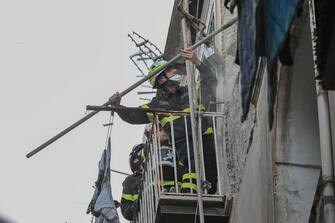 Un'esplosione, accompagnata da un forte odore di gas si è verificata al quarto piano di un palazzo ai Gradini San Matteo a Toledo ai Quartieri Spagnoli, a Napoli. Sono caduti pezzi di intonaco sulla scalinata sottostante dove si trova l'ingresso del palazzo nel quartiere affollato dai turisti. Una coltre di polvere ricopre le auto parcheggiate e tutta la gradinata sottostante è ricoperta di pietre. Tanta la paura, ma nessun ferito. Sul posto vigili del fuoco e polizia che hanno transennato la zona e fatto allontanare le persone prima di iniziare le verifiche nel palazzo, Napoli, 27 aprile 2024. ANSA/ CIRO FUSCO