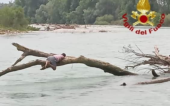 Fontaniva, ragazzi travolti dal fiume Brenta, uno si aggrappa a un albero: salvati. VIDEO