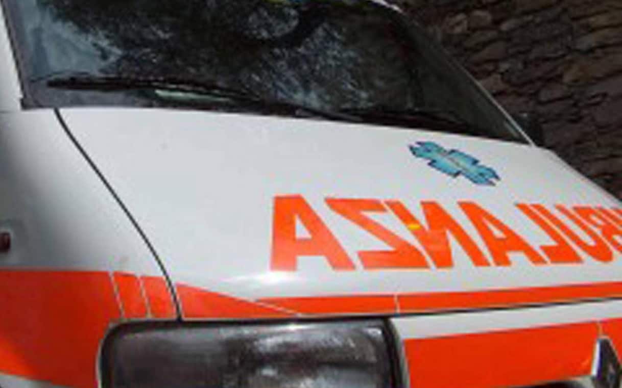 incidenti stradali frontale tra auto nel ferrarese 3 morti nel bergamasco muore 23enne