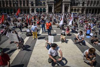 Manifestazione in piazza Duomo contro la giunta Fontana della Regione Lombardia per la gestione della sanità durante l’emergenza coronavirus Covid-19
