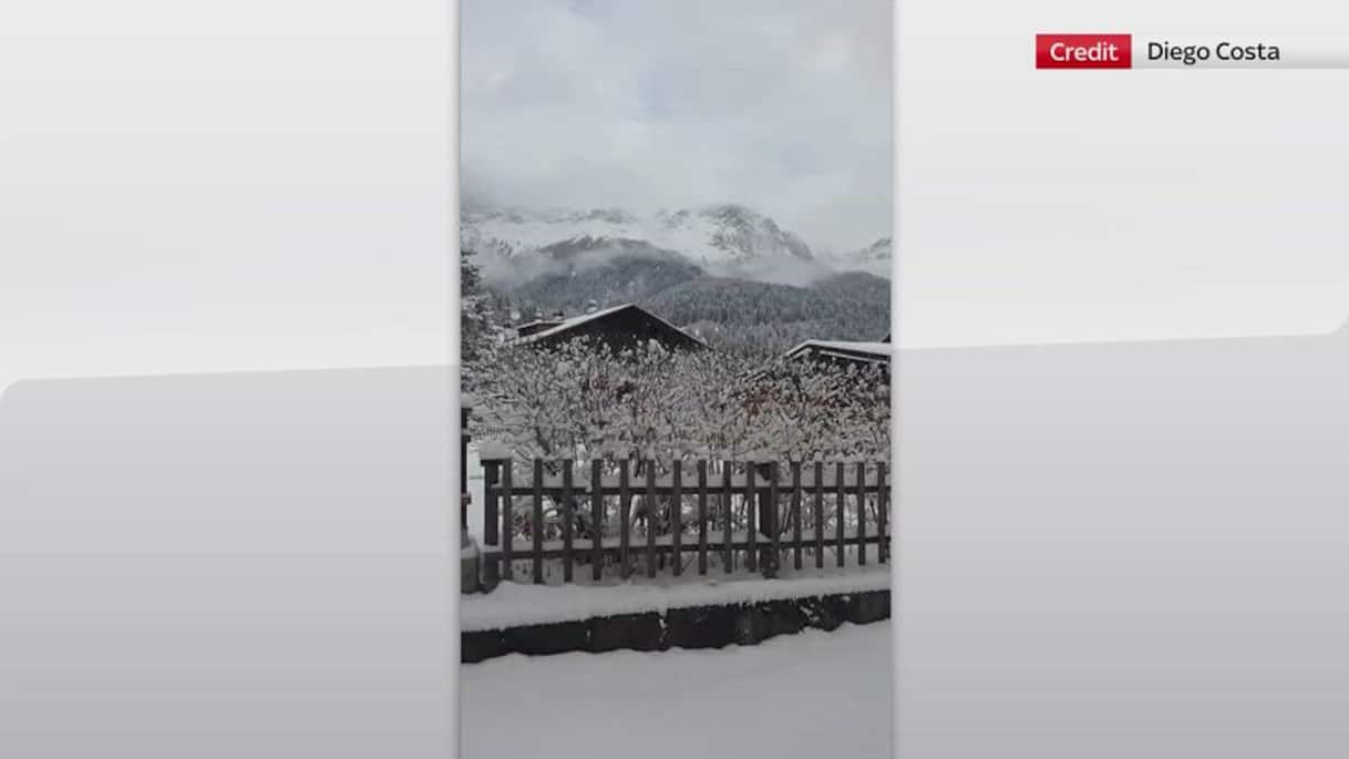 Neve sulle Dolomiti, case e strade imbiancate a Belluno