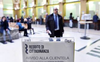 Primo giorno per fare richiesta del reddito di cittadinanza presso l'ufficio postale centrale in via Alfieri, Torino, 6 marzo 2019.
ANSA/ALESSANDRO DI MARCO