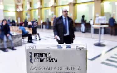 Primo giorno per fare richiesta del reddito di cittadinanza presso l'ufficio postale centrale in via Alfieri, Torino, 6 marzo 2019.
ANSA/ALESSANDRO DI MARCO