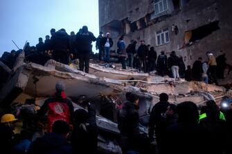 epa10450302 Turkish emergency personnel and others try to help victims at the site of a collapsed building after an earthquake in Diyarbakir, Turkey 06 February 2023. According to the US Geological Service, an earthquake with a preliminary magnitude of 7.8 struck southeast Turkey close to the Syrian border. The earthquake caused buildings to collapse and sent shockwaves over northwest Syria, Cyprus, and Lebanon.  EPA/REFIK TEKIN