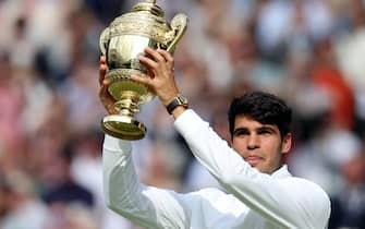 epa11477800 Carlos Alcaraz of Spain celebrates with his trophy after winning the Men's final against Novak Djokovic of Serbia at the Wimbledon Championships, Wimbledon, Britain, 14 July 2024.  EPA/NEIL HALL  EDITORIAL USE ONLY