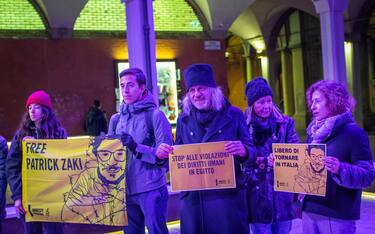 Bologna - Bologna - Piazza Scaravilli: Manifestazione del gruppo universitario di Amnesty International per esprimere solidarietà a Patrick Zaki, in occasione dell'udienza del processo che si terrà il 29 novembre in Egitto.
nella foto: Alessandro Bergonzoni (Bologna - 2022-11-28, SERGIO AGAZZI) p.s. la foto e' utilizzabile nel rispetto del contesto in cui e' stata scattata, e senza intento diffamatorio del decoro delle persone rappresentate