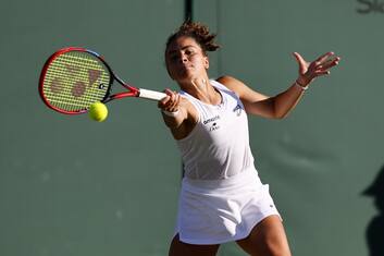 epa12211102 Jasmine Paolini of Italy in action during her Women's 2nd round match against Kamilla Rakhimova of Russia at the Wimbledon Championships, Wimbledon, Britain, 02 July 2025.  EPA/TOLGA AKMEN  EDITORIAL USE ONLY