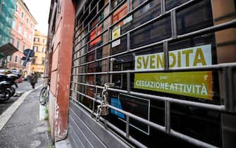 Il centro di Roma ancora deserto per la pandemia da Covid-19, nella foto un negozio chiuso, Roma, 21 gennaio 2021. ANSA/RICCARDO ANTIMIANI