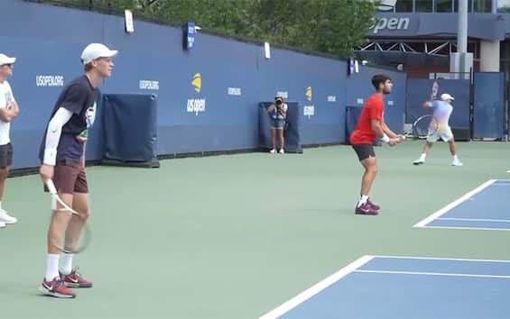 https://static.sky.it/editorialimages/3433dfd28cfd09f8c90baa3b3c5881866547e8c9/skysport/it/tennis/video/2025/08/24/sinner-alcaraz-us-open-allenamento-video-1031165/sinner-alcaraz-allenamento.jpg?im=Resize,width=565
