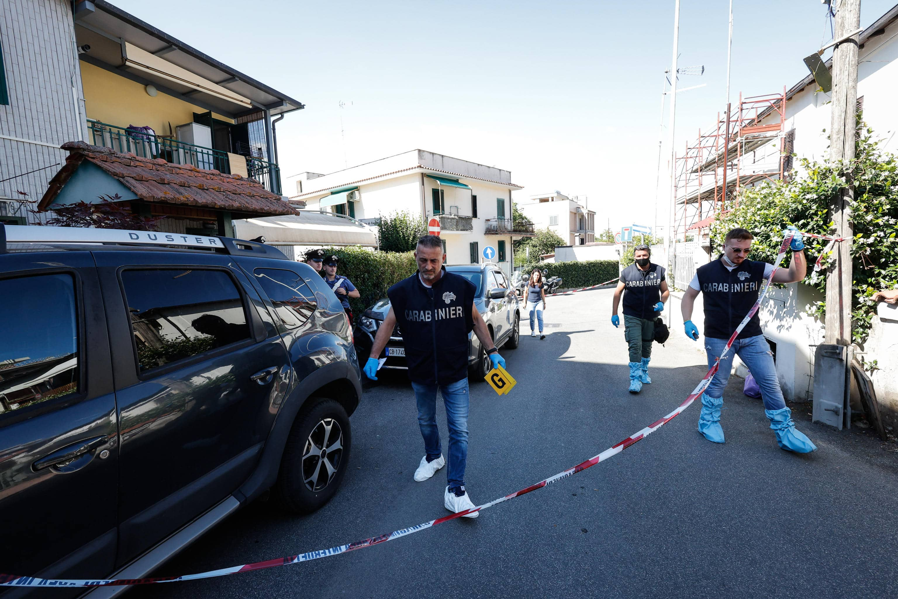 Carabinieri in via Castel Cellesi dove è stata trovata una fonna ferita in strada e un uomo impiccato nell'appartamento, Roma, 26 Giugno 2024. ANSA/GIUSEPPE LAMI