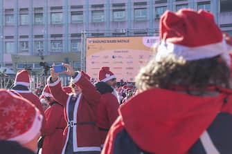 La 13° edizione del Raduno dei Babbi Natale, il 3 dicembre 2023, organizzato dalla Fondazione Forma per raccogliere fondi e sostenere l'ospedale pediatrico Regina Margherita di Torino, registra circa 30 mila partecipanti. ANSA/JESSICA PASQUALON