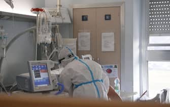 Health workers wearing overalls and protective masks at work in the intensive care unit of the hospital of Cremona amid the Covid-?19 coronavirus pandemic, in Cremona, northern Italy, 26 December 2021. ANSA/ FILIPPO VENEZIA