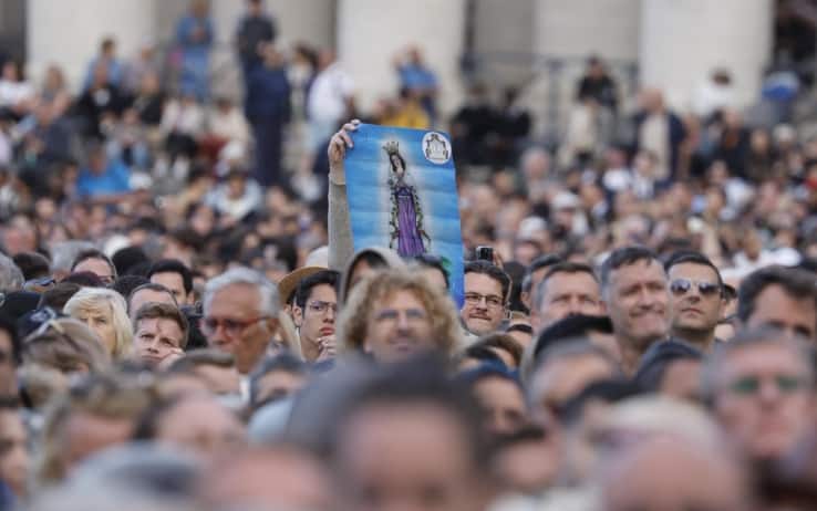 Piazza San Pietro si riempie di fedeli